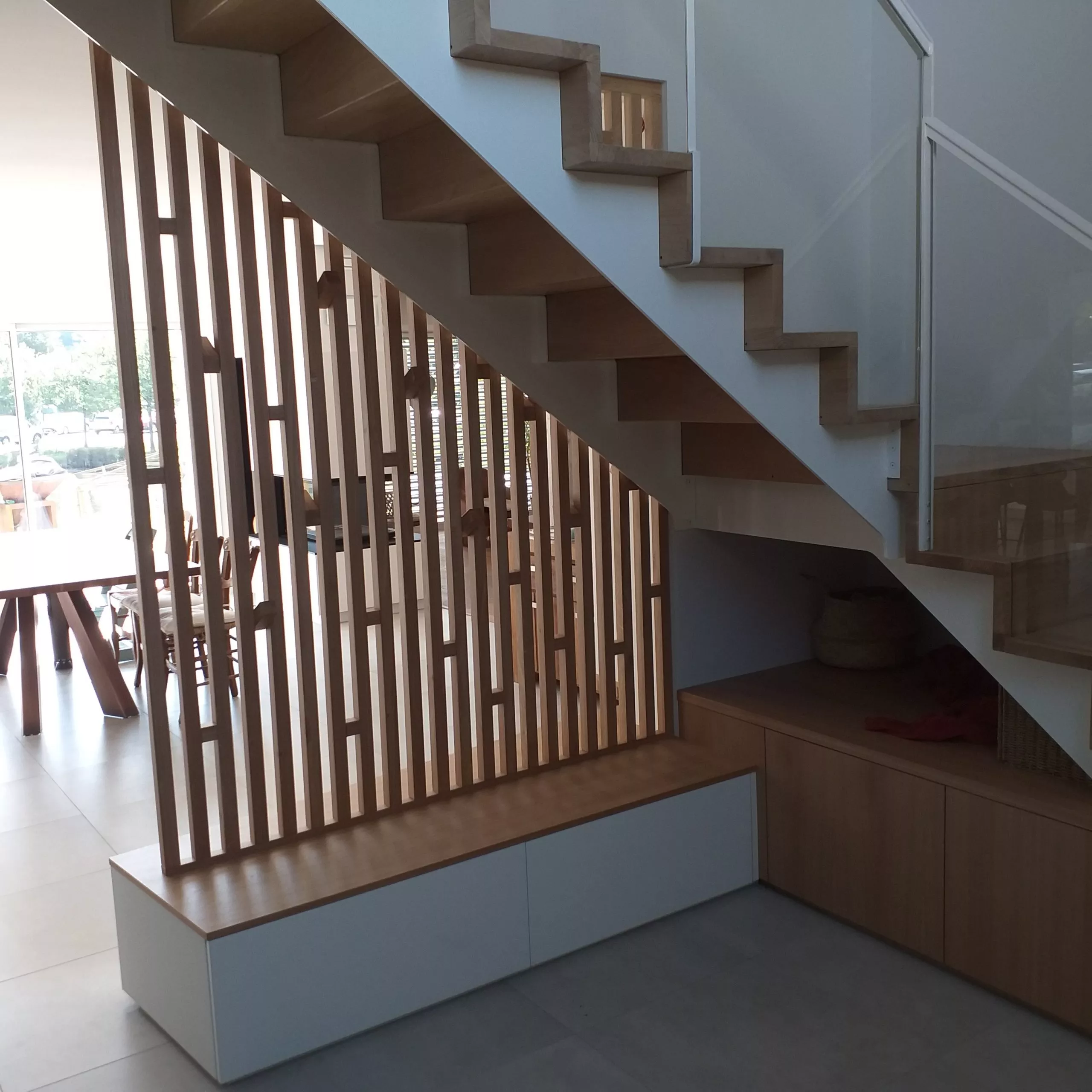 Escalier avec meuble d'entrée avec palissade de bois